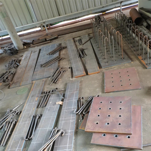 有哪些其他因素会影响东方预埋件位置的确定？